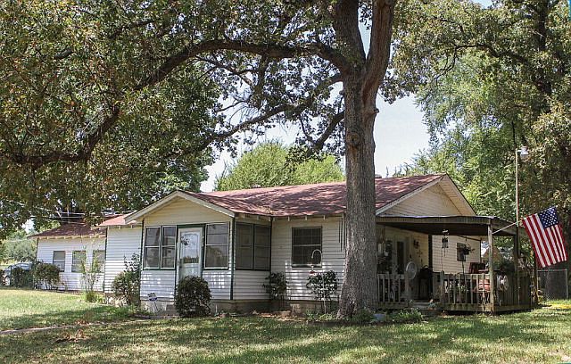 1st image of 1418 Oak Shore Dr