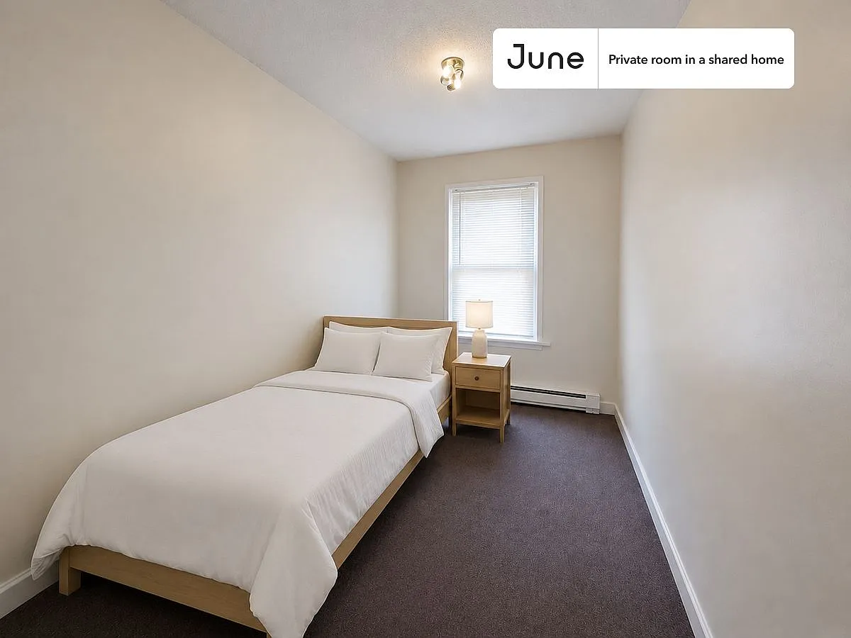 Queen bedroom in 3 bed/1 bath home in South End #1885 A — Photo 1