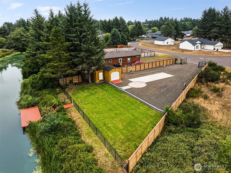 3rd image of 735 Swan Court SE