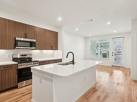 5th image of 2020 S Ervay St #105