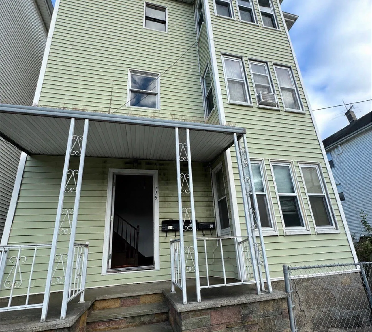 3 bed, 1.0 bath, 1050 sqft, $1,850 — Photo 3