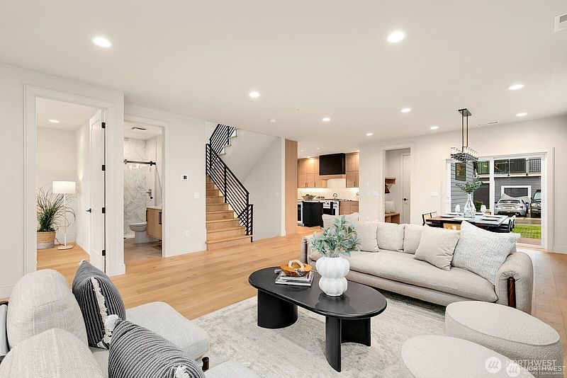 4th image of 3032 NE Blakeley Street