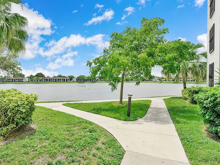 212 Lake Pointe Dr #302 — Photo 30