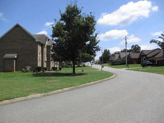 Exterior Neighborhood (street photo)