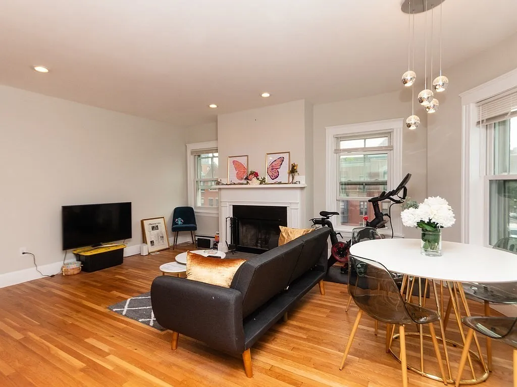 2 bed, 1.0 bath, 700 sqft, $3,450 — Photo 3