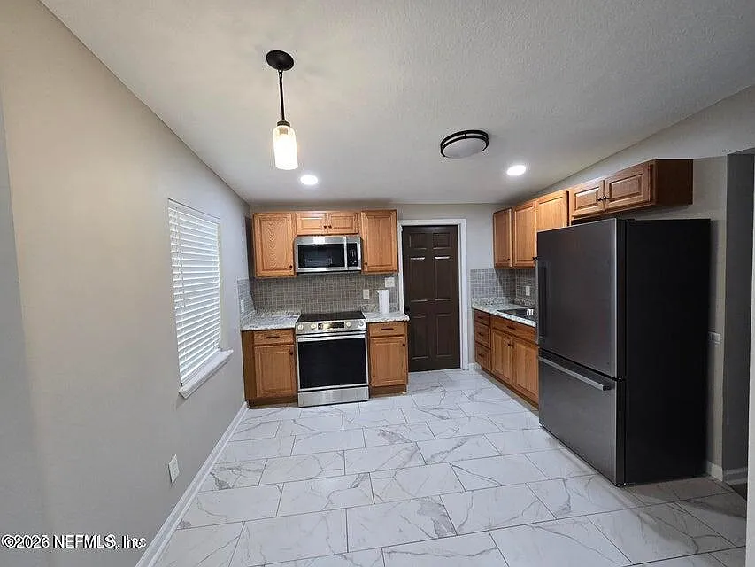3 bed, 1.0 bath, 861 sqft, $1,500 — Photo 3