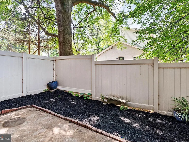 695 W Glebe Rd — Photo 35