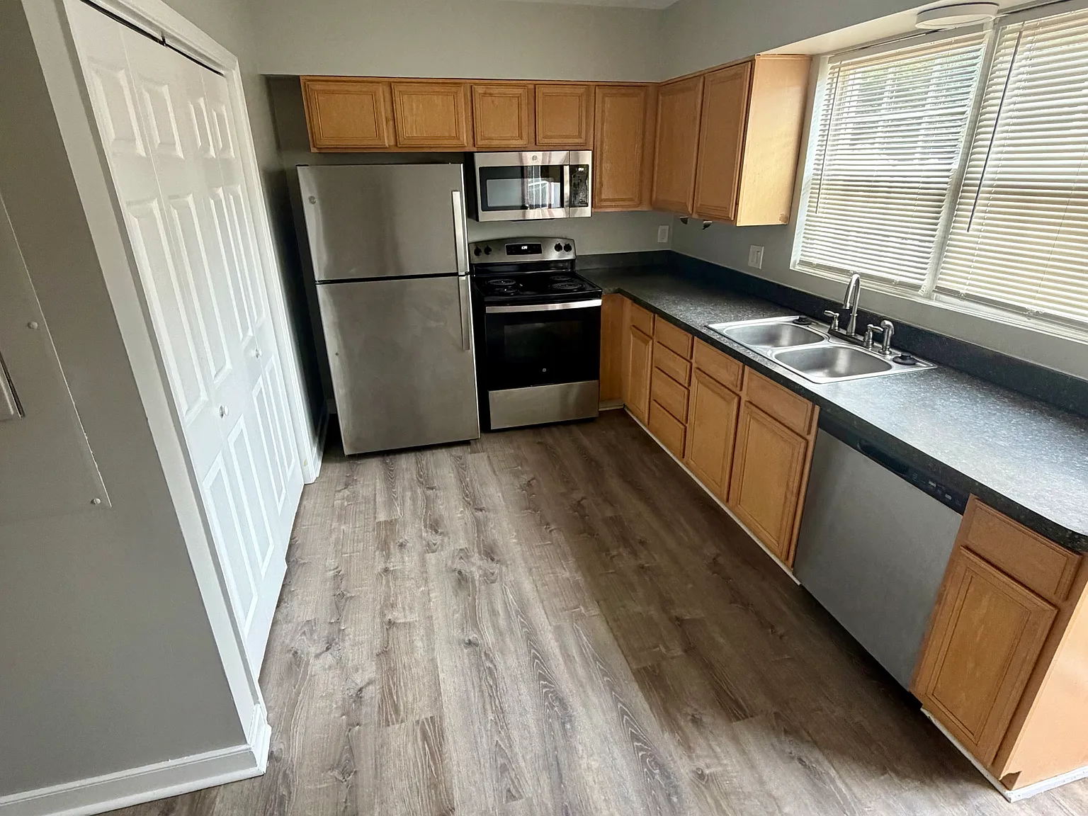 2 bed, 1040 sqft, $1,600 — Photo 3