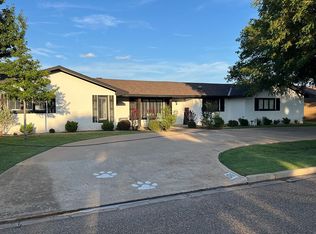 202 Navasota Dr, Plainview, TX 79072