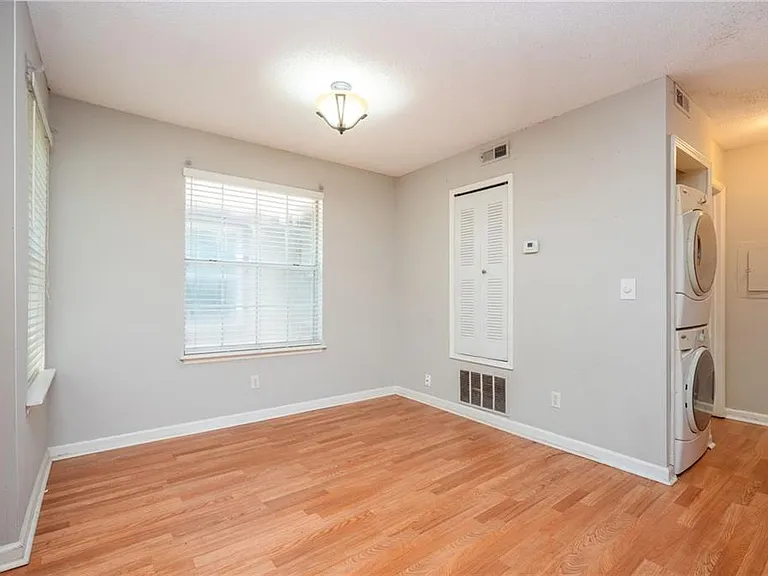 915 Wentworth Ct — Photo 9