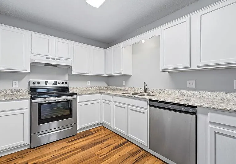 302 Parkcrest Dr — Photo 1