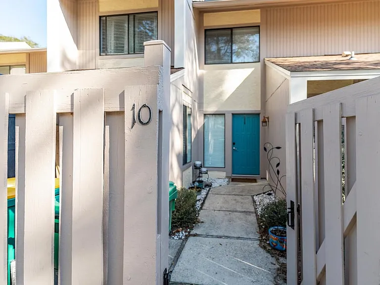 800 Bay Dr #10 — Photo 3