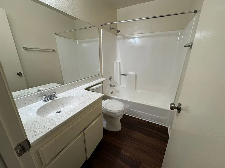420 E 7th St — Photo 37