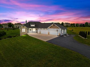 1811 Misty Ridge Ln, Grafton, WI 53024