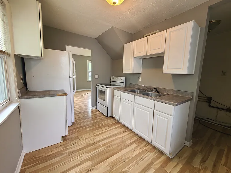 3028 Woodland Ave — Photo 4