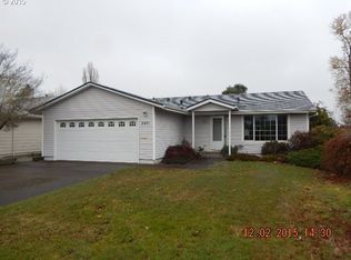 2071 W Hayes St, Woodburn, OR