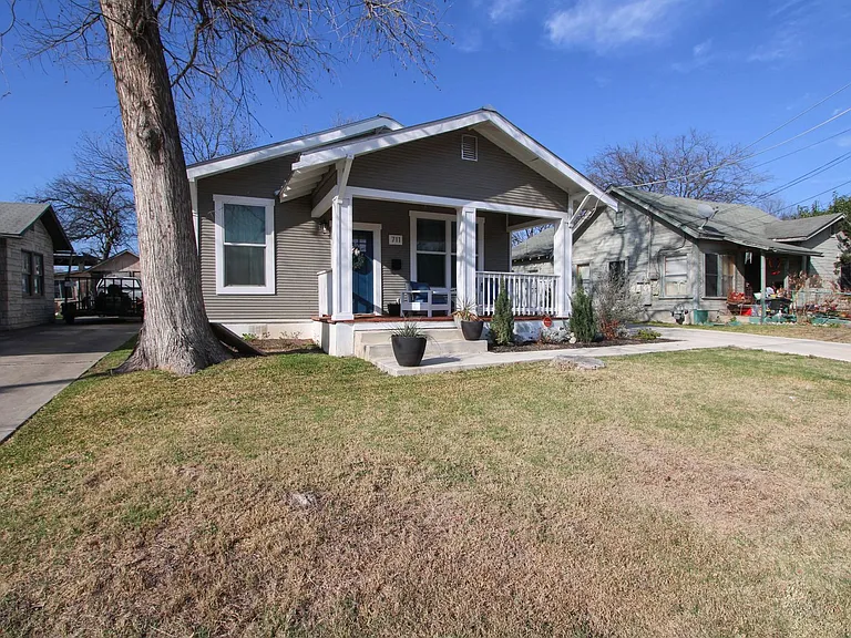 711 W Lullwood Ave — Photo 3