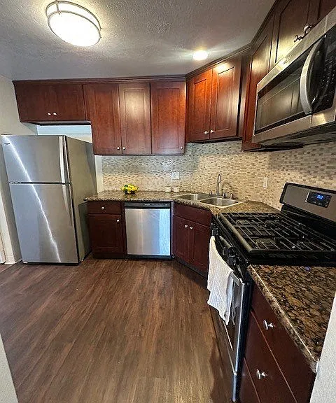 Versailles on the Lake Apartments — Photo 131