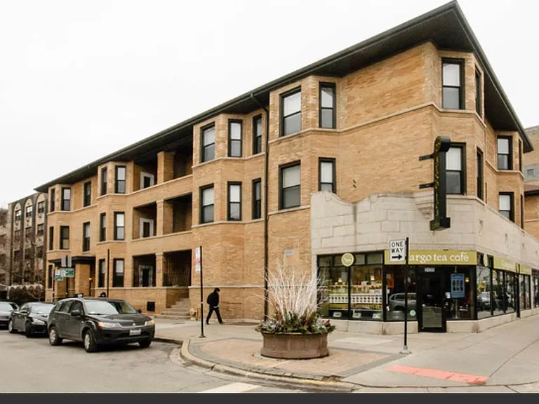 561 W Briar Pl — Photo 1