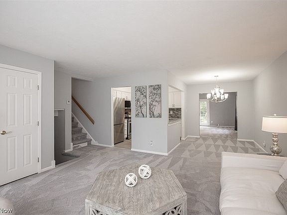 5th image of 361 Skyview Rd