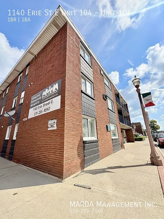 Spacious 1 Bed/1 Bath Main Floor Unit On Erie + Hydro!! — Photo 1