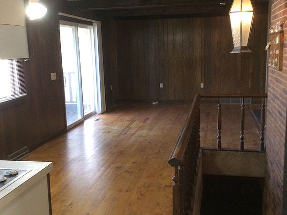Hardwood floor, great room