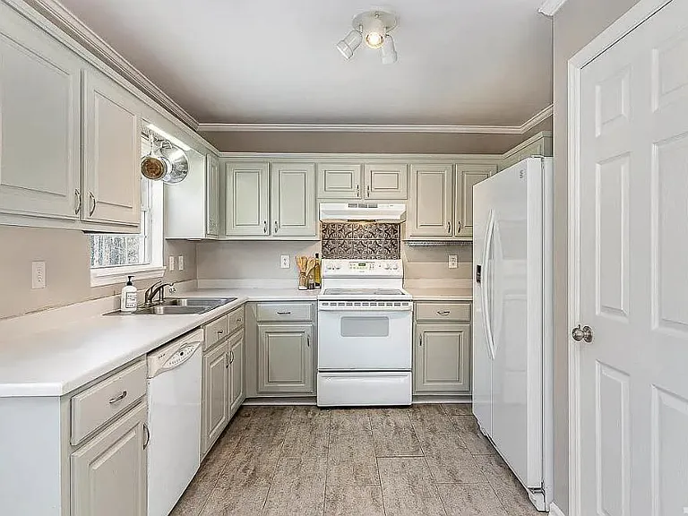 1211 Crystal View Ct — Photo 2