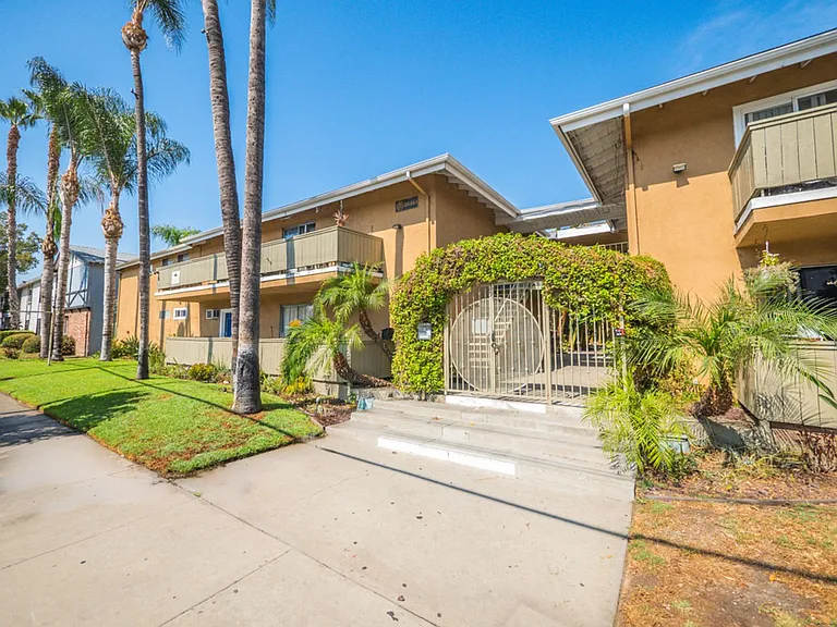 20353 Saticoy St — Photo 46