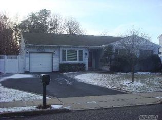 12 Anthony Ln, Holbrook, NY 11741