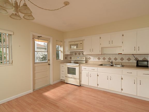 5th image of 1018 Park Dr #1