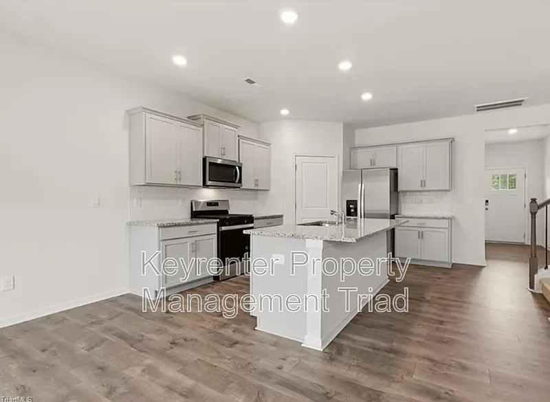 5 bed, 3.0 bath, 2520 sqft, $2,700 — Photo 3