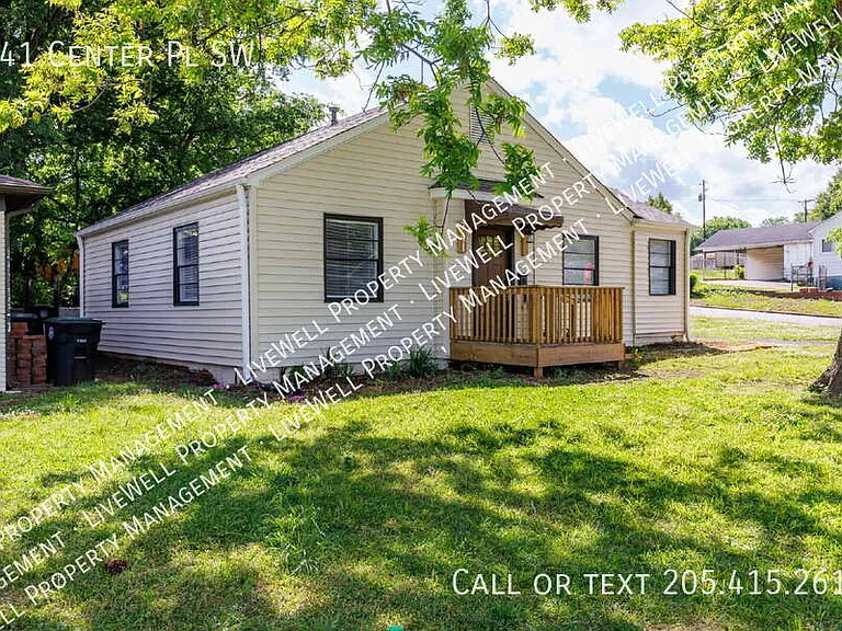 741 Center Pl SW — Photo 16