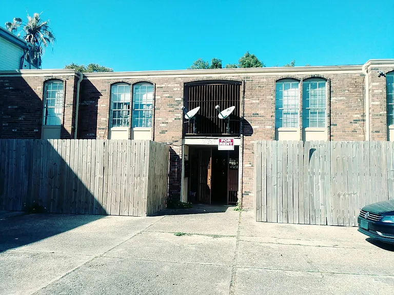 2827 Carondelet St — Photo 1