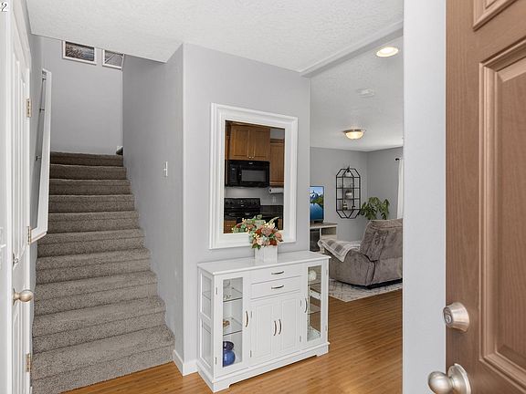 4th image of 822 NE 109th Ct