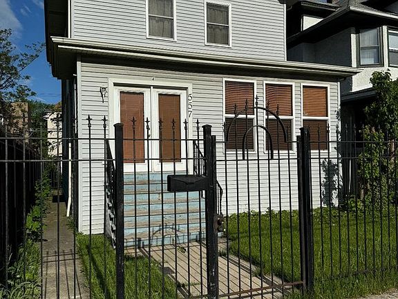 2nd image of 557 N Leamington Ave