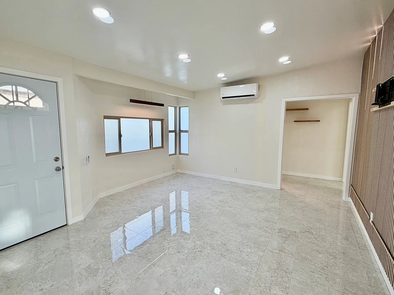 2 bed, 750 sqft, $2,400 — Photo 2
