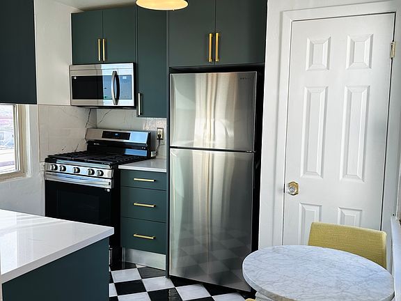 3rd image of 618 Stewart Ct #1