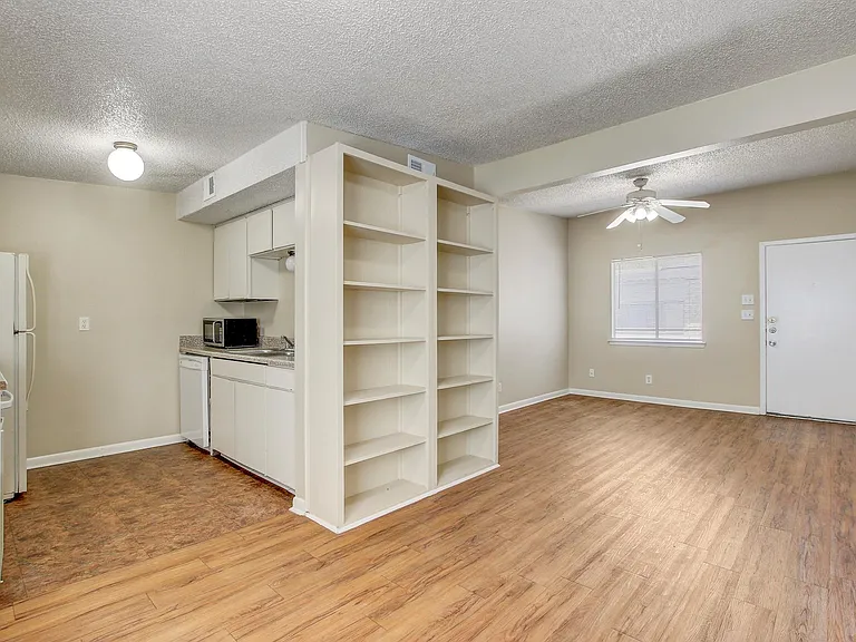 2408 Longview St #211 — Photo 9