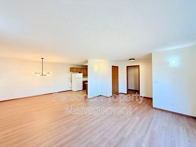 3 bed, 2.0 bath, 1400 sqft, $2,395 — Photo 4