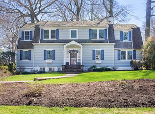 16 Davis Rd, Port Washington, NY 11050