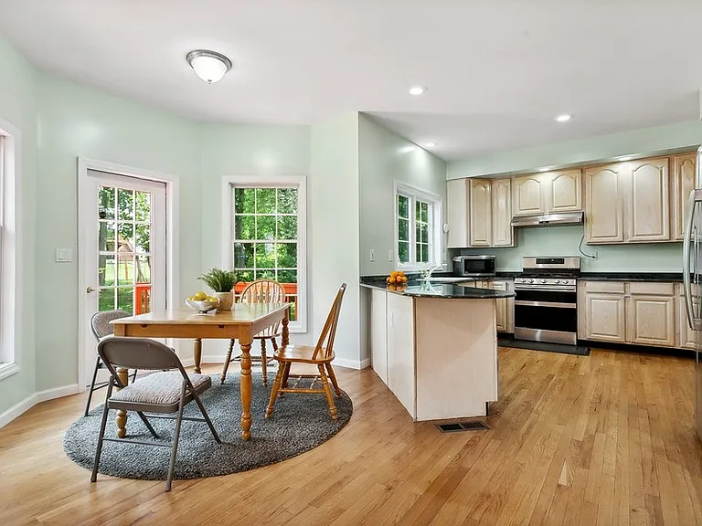 921 Shore Acres Dr — Photo 3