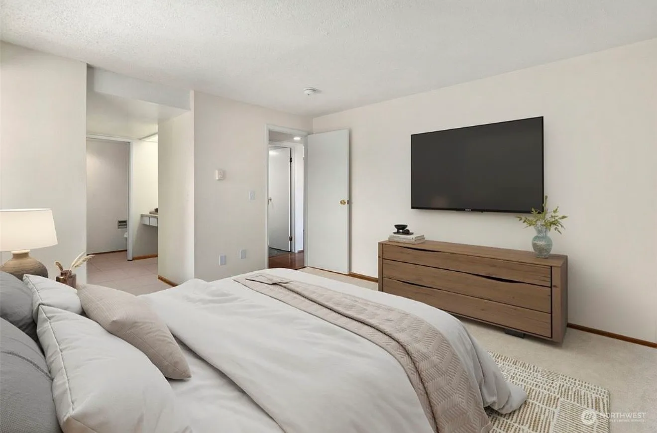 2 bed, 936 sqft, $2,200 — Photo 4