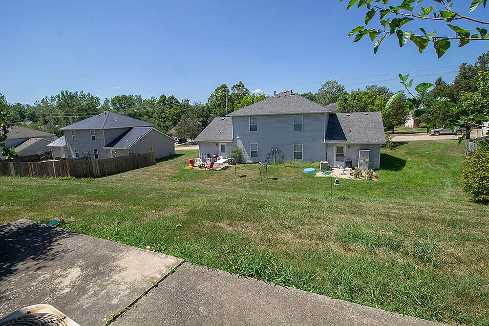 3 bed, 2.0 bath, 1218 sqft, $1,395 — Photo 2