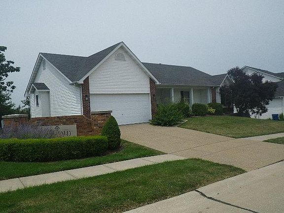 3rd image of 805 Emerald Place Dr