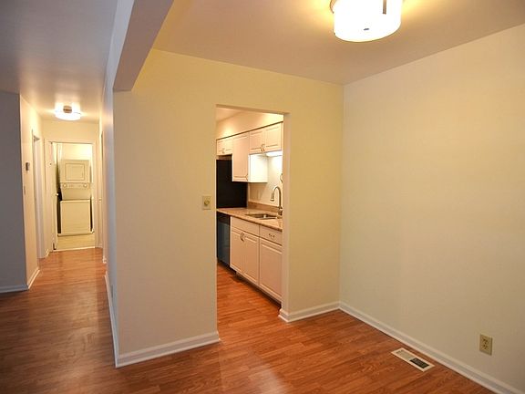 5th image of 14 Charleston Sq #42