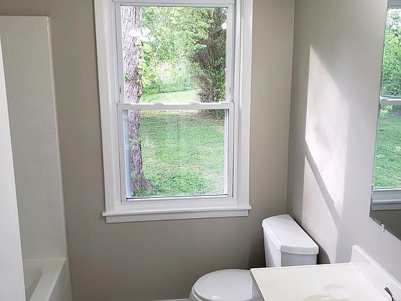 5th image of 102 Woodlawn Dr