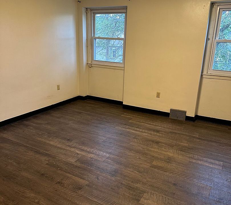 2nd image of 960-V E High St #0