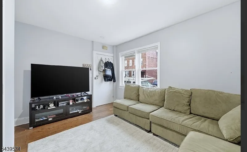 2 bed, 1.0 bath, $2,000 — Photo 3