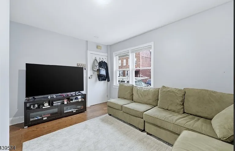 328 John St — Photo 3