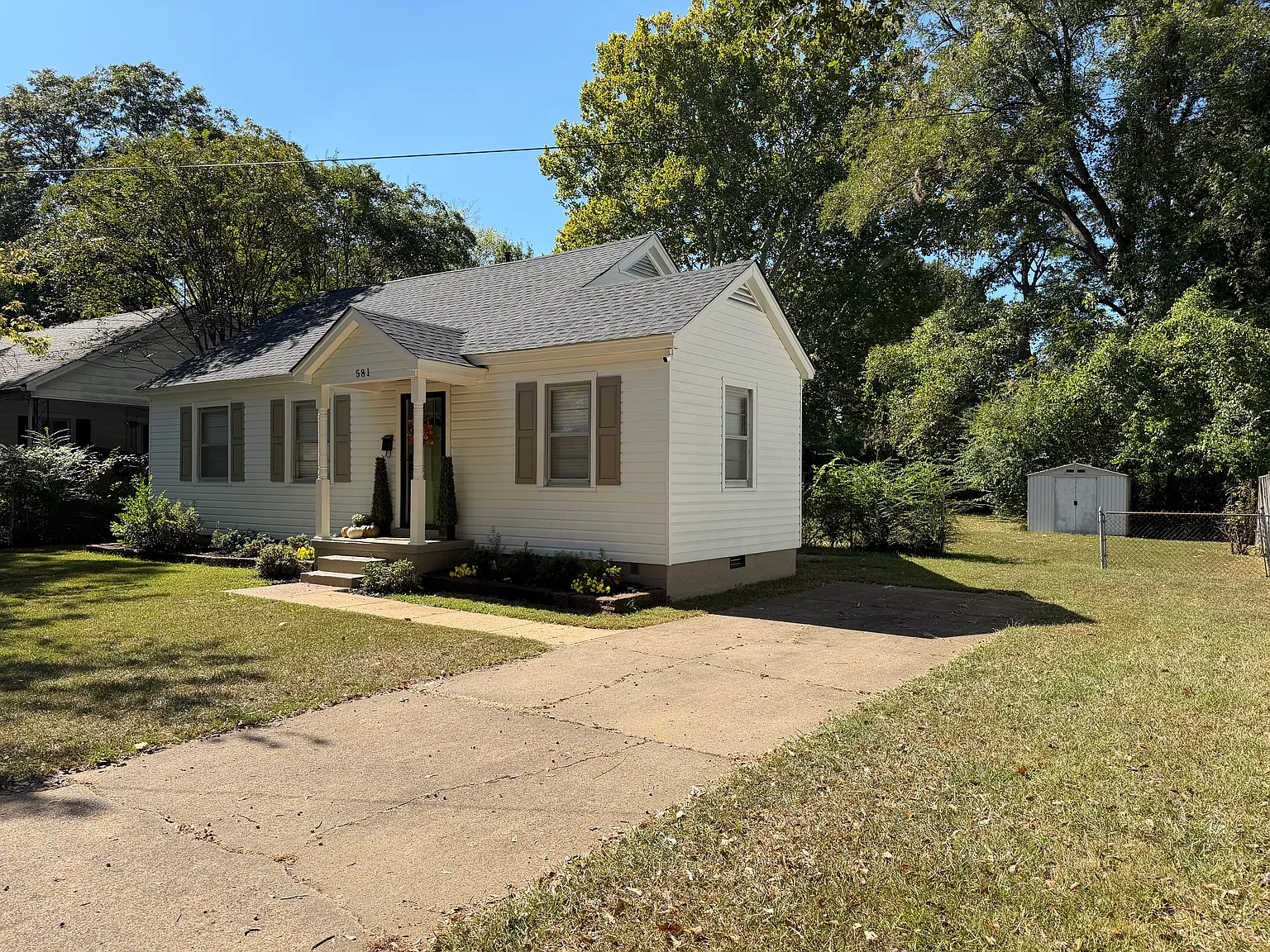 581 Eastern Dr — Photo 2